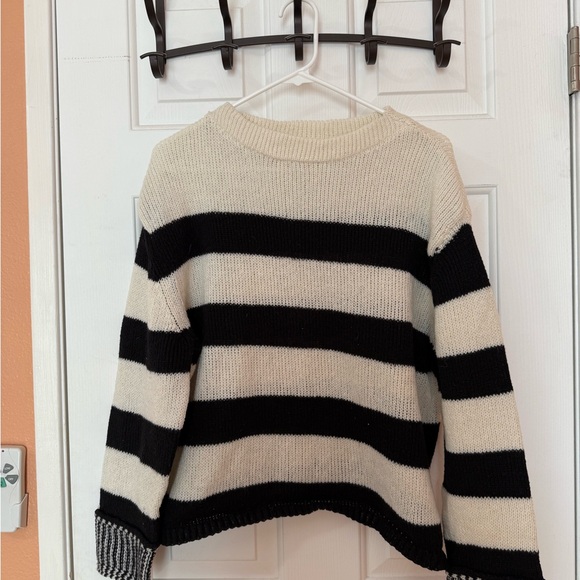 Sweaters - Cozy Black and White Crew Neck Sweater